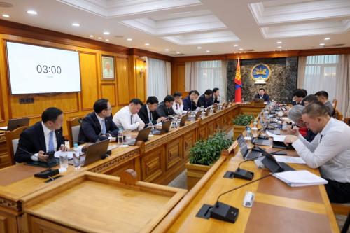 Засгийн газар хуралдаж байна