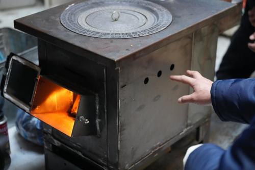 Зорилтот бүлгийн айлуудад шинэ зуух суурилуулж байна