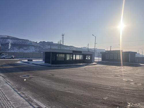 Автобусны буудлын дулаан зогсоолд иргэд хонодог байсныг болиулсан гэв