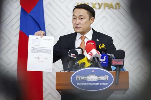 УИХ-ын гишүүн Д.Амарбаясгалан гэм буруугүйгээ нотлох баримтуудаа гаргаж, хэргийг хянан шийдвэрлэх ажиллагаанд саад учруулахгүй оролцоно