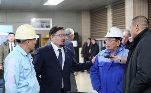 "Зээл төлөөд өгөөч, үнэ нэмээд өгөөч гэсэн хоёрхон өгүүлбэртэй сууж байна"