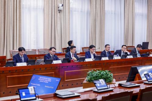 Б.Баярбаатар: "Оюутолгой" 16 жил шилний цаанаас чихэр долоолголоо