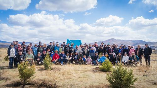 “Эрдэнэс Монгол” ХХК-ийн ажилтнууд гацуур мод тарилаа