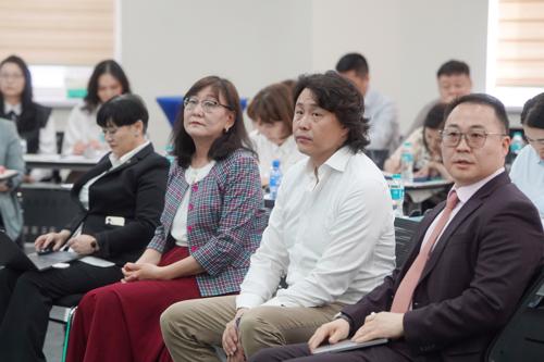 Бүтээн байгуулалт: Удирдлагын хөгжлийн манлайллын сургалт зохиож байна