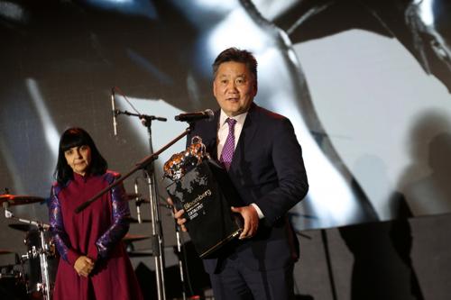 Монголбанкны Ерөнхийлөгч Б.Лхагвасүрэн “Economic Catalyst” шагналыг хүртлээ