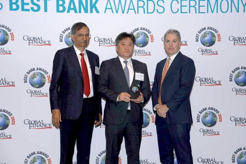 Монголбанкны Ерөнхийлөгч Б.Лхагвасүрэн “Global Finance” сэтгүүлийн “А-” үнэлгээний батламжаа гардан авлаа