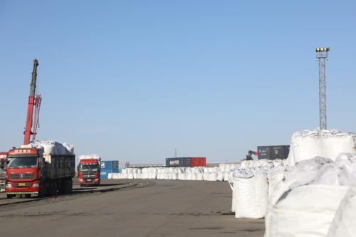 Эрээн хотын гаалийн талбайд 8000 тонн хагас коксон түлшний нөөц бүрдүүлээд байна