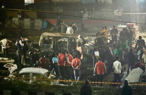 Энэтхэгт автомашин дэлбэрсэн хэргийг терроризмтой холбоотой гэж таамаглажээ