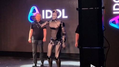 Оросын анхны хүн дүрст робот нээлтийн үеэр тэнцвэр алдан унав