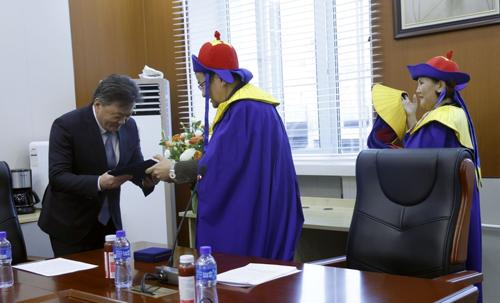 Монголбанкны Ерөнхийлөгч Б.Лхагвасүрэн МУИС-ийн Бизнесийн сургуулийн “Хүндэт доктор” боллоо