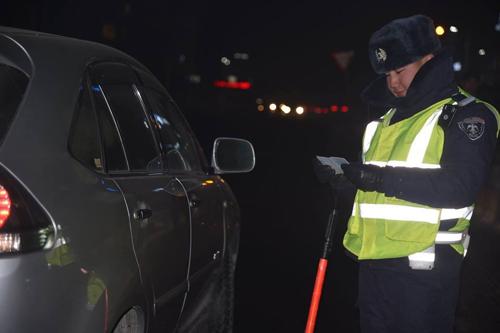 Жолоодох эрхээ хасуулсан үедээ согтуугаар машин барьжээ