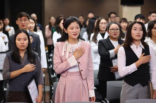 “Япон–Монголын Сасакава” тэтгэлэгт хөтөлбөрийн хүрээнд 1000 оюутанд батламж гардуулж эхэллээ. Энэ хөтөлбөр нь монгол залуусын боловсролд дэмжлэг үзүүлж, хоёр улсын хамтын ажиллагааг бэхжүүлэх зорилготой