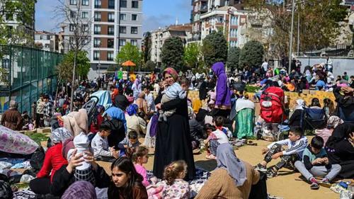 Газар хөдлөлтөөс айсан туркчууд гэртээ орохоос айж гадаа хоножээ