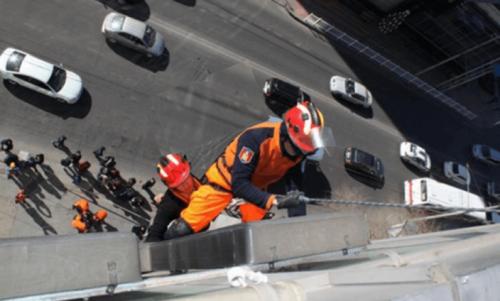 “Алтай” хотхоны байрны дээвэр дээрээс өсвөр насны охиныг хийлдэг гудас ашиглан буулгажээ