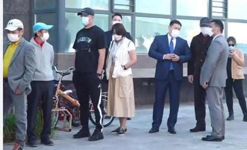 Ерөнхий Сайд, Нийслэлийн Засаг Дарга нар саналаа өгөхөөр дараалалд зогсож байна