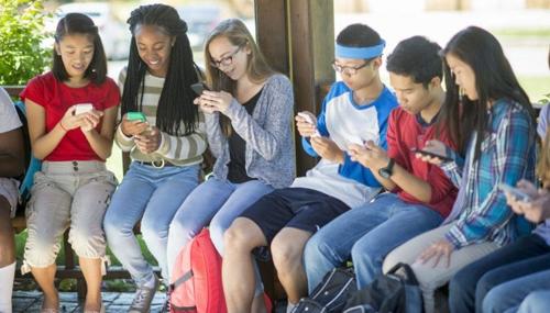 СУДАЛГАА: Өсвөр насны хүүхдүүдийн интернетийн их хэрэглээ нь сэтгэл хангалуун бус байдлыг нэмэгдүүлж байна