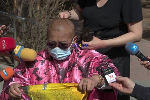 "Сурагчаа зодчихоод өмдийг нь үйлчлэгчээр угаалгаж, технологийн багшаар оёулсан байсан. Энэ доромжлол уу, хүндлэл үү"