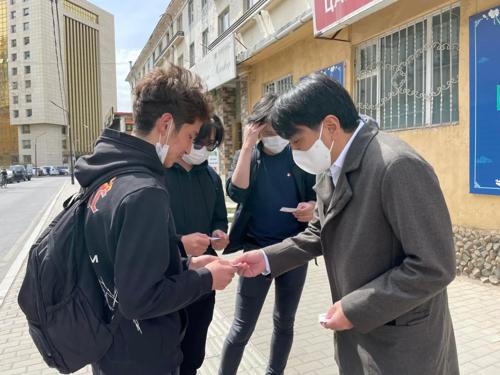 УИХ-ын гишүүн Т.Доржханд  маргааш болох жагсаалынхаа урилгыг  залуучуудад тараажээ