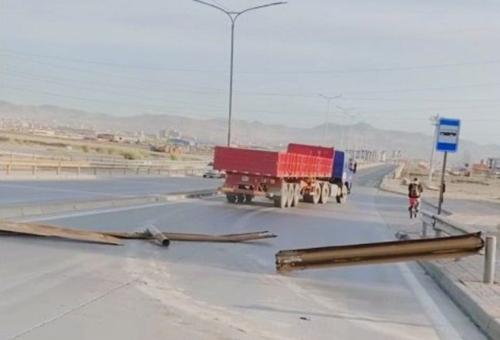 Авто замын хашлага мөргөж, эвдсэн жолоочийг шалгаж байна