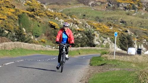 Дөрвөн хүүхдээ алдсан эмээ тэдний дурсгалд зориулж 1600 км дугуйтай аялах болжээ