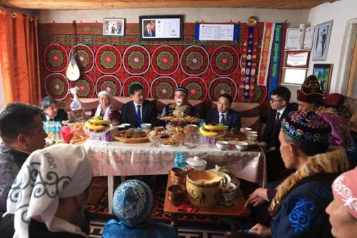 Ерөнхийлөгч У.Хүрэлсүх Баян-Өлгий аймгийн иргэн Т.Даргерын гэрт зочиллоо