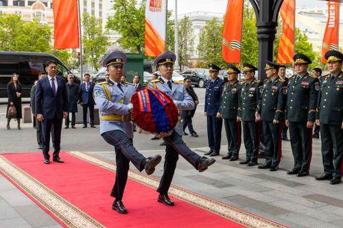 ОХУ-д суралцаж буй сонсогчидтой уулзав