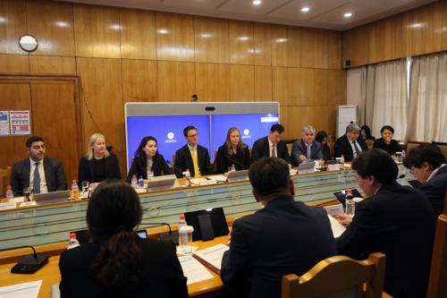 Оюутолгой төслийн хувь нийлүүлэгчдийн зээлийн хүүг хэлэлцэх ээлжит долоон жилийн хугацааг үл харгалзан хэлэлцээрийг үргэлжлүүлэхээр боллоо