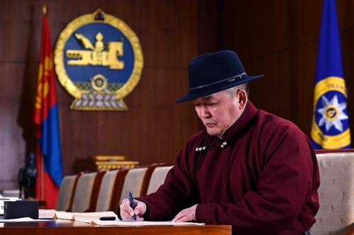 Экс ерөнхийлөгч сүүлийн 15 жил өөрөө удирдаж буй ТББ-аа “Улсын баатар цол”-оор шагнажээ