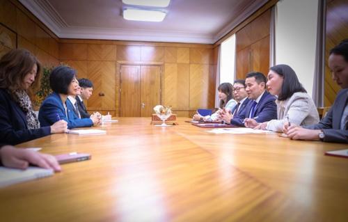 Бүгд Найрамдах Сингапур Улсын Төрийн ахлах сайд Сим Анныг хүлээн авч уулзлаа