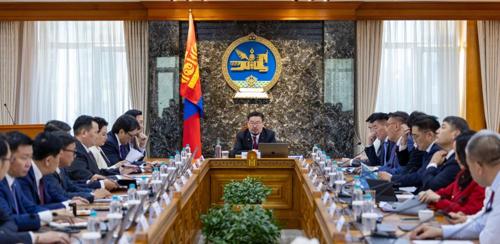 Эрүүл мэндийн даатгалын сангийн өнөөгийн нөхцөл байдлын талаарх танилцуулгыг сонсоно