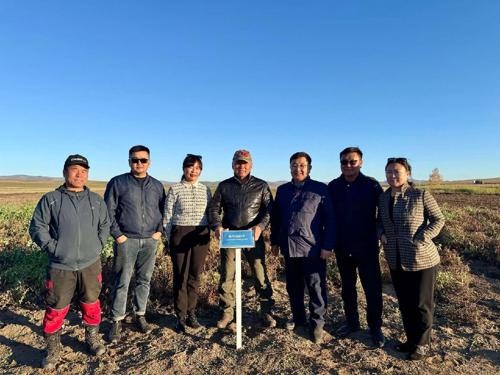 ХХААХҮ-ийн сайд Ж.Энхбаяр газар тариалангийн судалгаа, сорилтын ажлын явцтай танилцлаа