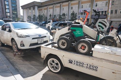 Зогсоолд байршуулаагүй мопед, скүүтерийг ачиж эхэллээ