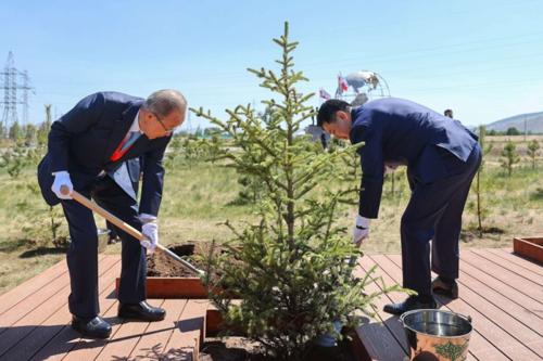 Ерөнхийлөгч У.Хүрэлсүх, НҮБ-ын Ерөнхий нарийн бичгийн дарга асан Бан Ги Мүн нар дурсгалын мод тарив