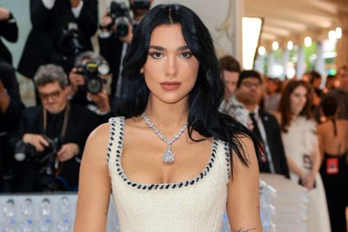 Dua Lipa “Met Gala”-д оролцохдоо 10 сая ам.долларын зүүлтээр гангарчээ
