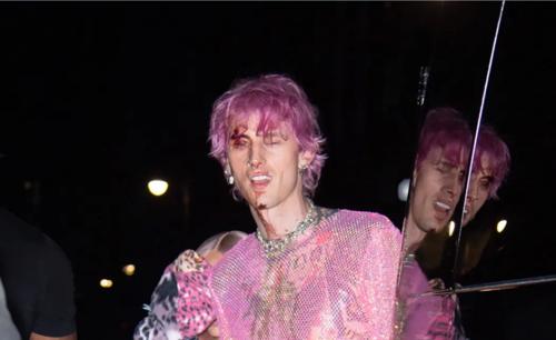 Machine Gun Kelly тоглолтын үеэр шил толгойгоороо хагалсны улмаас цус гарчээ