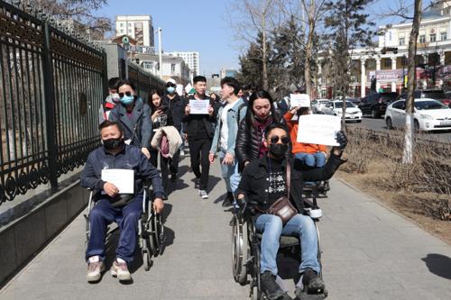 Үнийн өсөлт, хөөрөгдлийг эсэргүүцсэн залуус сайн дураараа нэгдэж, жагсаж байна