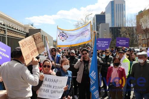 УИХ-ын гишүүн Т.Доржханд намын нөхөдтэйгээ "Өөрсдөө өөрчил, үгүй бол тар" гэсэн уриатайгаар жагсаж байна