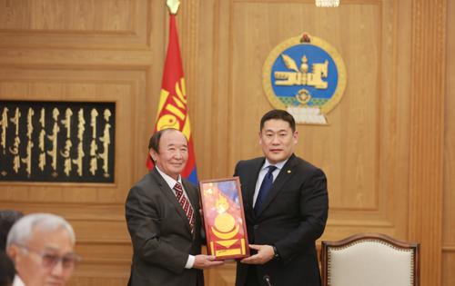 Ерөнхий сайд Л.Оюун-Эрдэнэ “Токио 2020” олимпод оролцох баг тамирчдад амжилт хүсч, төрийн далбаа гардууллаа