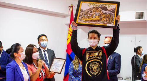 Б.Баттөр буюу Ангууч шагналын мөнгөөрөө байгуулсан Жюү Жицү клубээ “Өнөр бүл” төвд нээлээ.