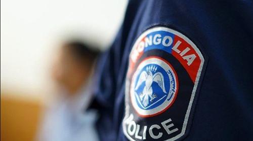 Шаардлага тавьсан цагдаагийн ажилтныг машинаараа түрж зугтжээ