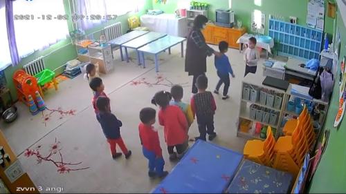 Цэцэрлэгийн багш "М" нь 4 настай хүүхдүүдийг зодож, чимхэж байсан нь тогтоогдсон