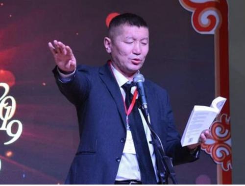 Ерөнхийлөгч асан Х.Баттулгын өршөөлөөр суллагдсан Д.Галсансүх "Болор цом"-д Хятад хэл шүлгээ уншжээ