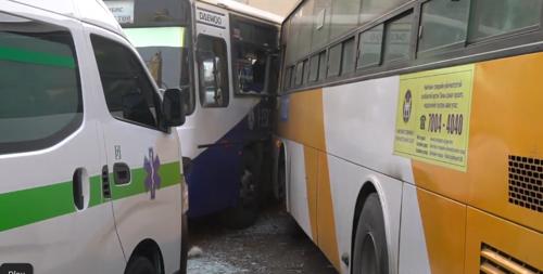 Зорчигч тээвэрлэж явсан гурван автобус мөргөлдөж, зорчигчид бэртжээ