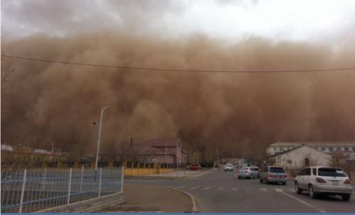 Говь-Алтай аймагт хүчтэй шороон шуурганы улмаас өндөр хүчдэлийн гурван шон хугарчээ