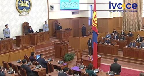 Засгийн газрын шинэ гишүүд тангараг өргөж байна