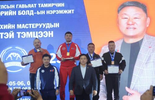 Дархан аварга А.Сүхбат 23 жилийн дараа чөлөөт бөхийн дэвжээнд гарлаа