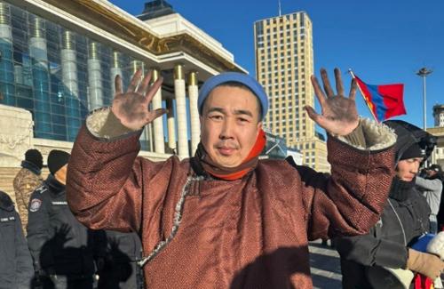 Жүжигчин У.Цогтбаяр хоёр өдөр дарааллан гэртээ агсам тавьсан нь хоригдох үндэслэл болжээ