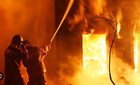 Малчин айлын байшин шатаж, 64 настай эмэгтэй 17 настай ач охинтойгоо галд өртөж нас баржээ