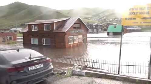 Зуслангийн бүс дэх үерт автсан иргэдийг нүүлгэн шилжүүлж эхэлжээ