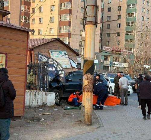 Бордьюр давж ТҮЦ мөргөсөн машины жолооч СОГТУУ байгаагүй, сандарсандаа ХАЗ ГИШГЭЖЭЭ